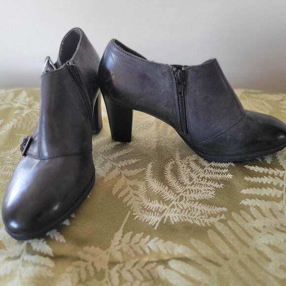 Marc Fisher Shoes - Picture 5 of 7